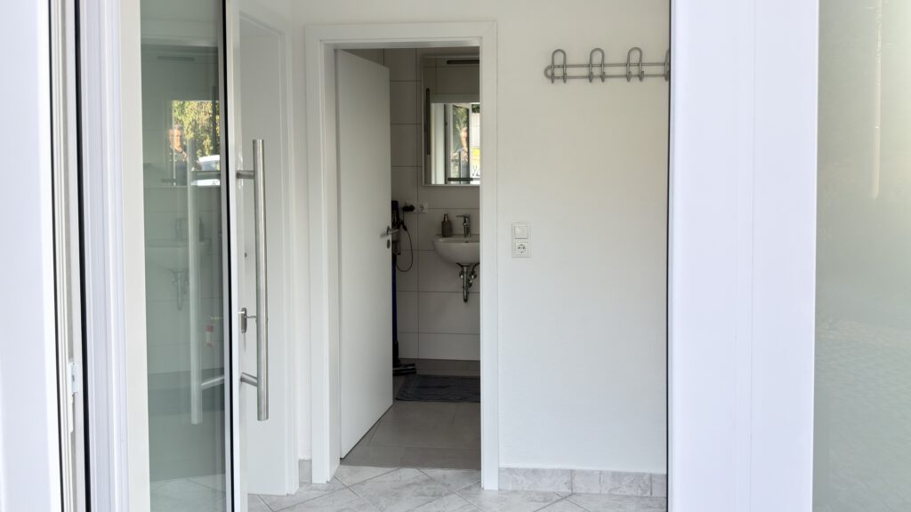 Eigener Eingang mit Gäste-WC